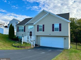 110 Lynne Dr, Mount Wolf, PA 17347