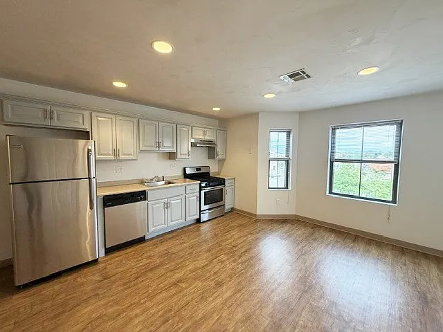 2 bed, 900 sqft, $2,600 — Photo 3