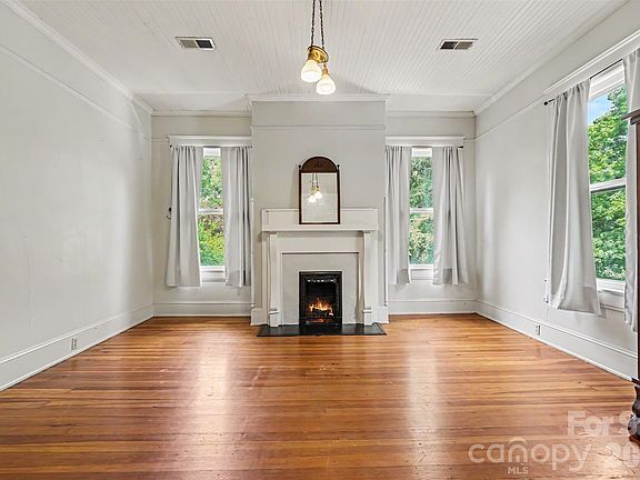 33rd image of 810 E Franklin St