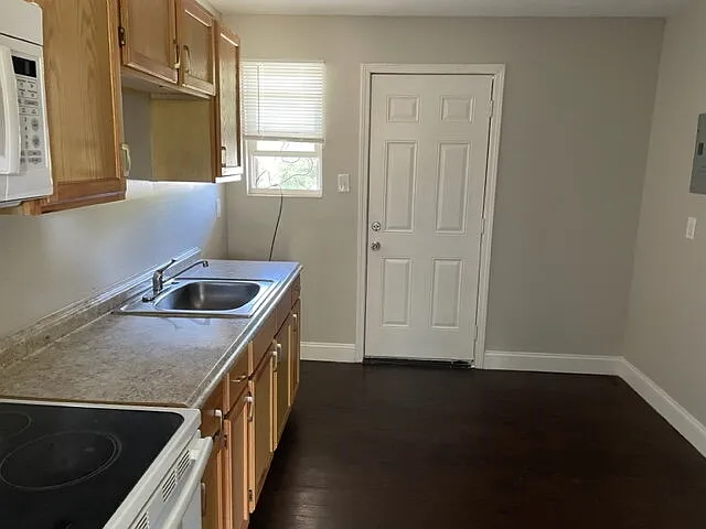1043 College St #11 — Photo 5