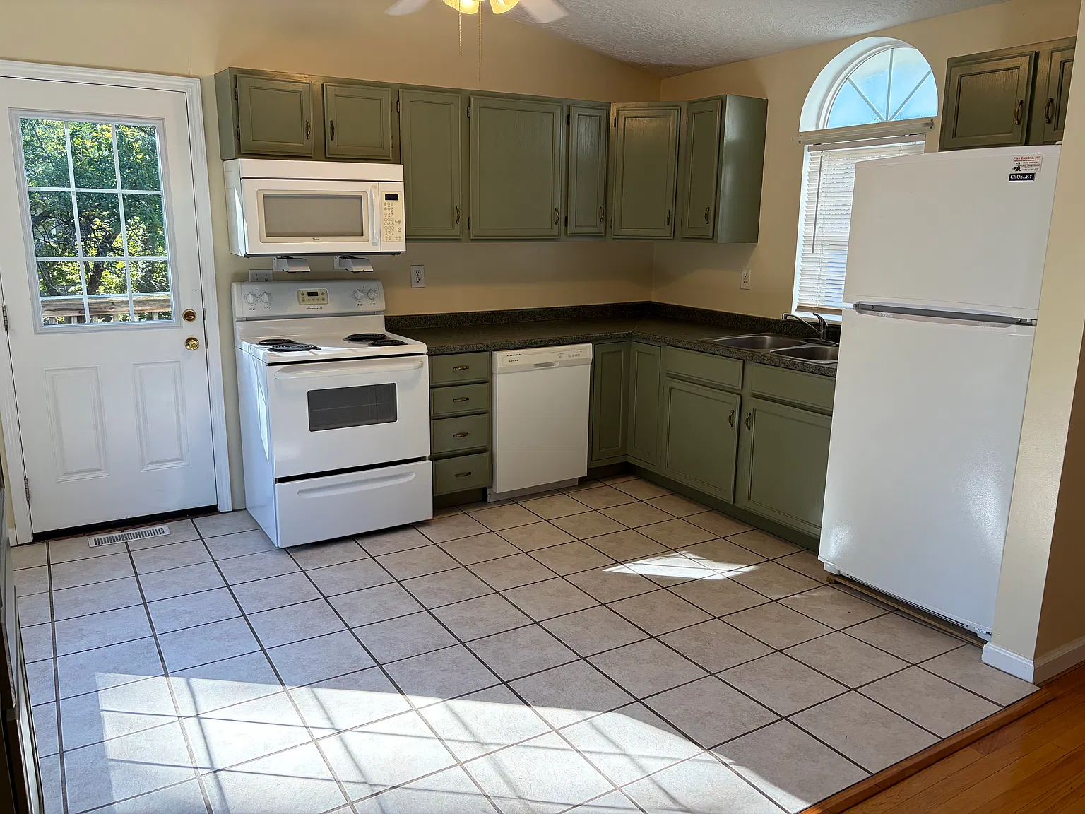 2 bed, 1200 sqft, $1,200 — Photo 3
