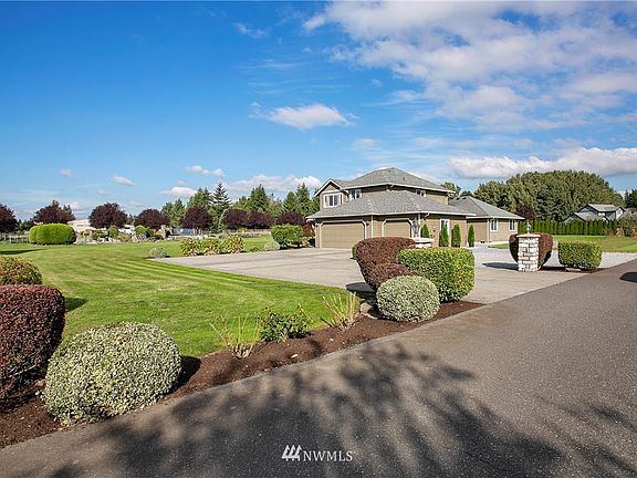 Beautiful manicured drive up to the house.
