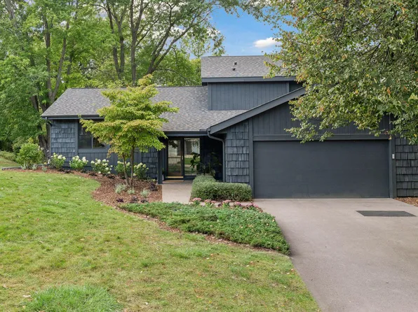 9490 Leaftop Cir, Eden Prairie, MN 55347