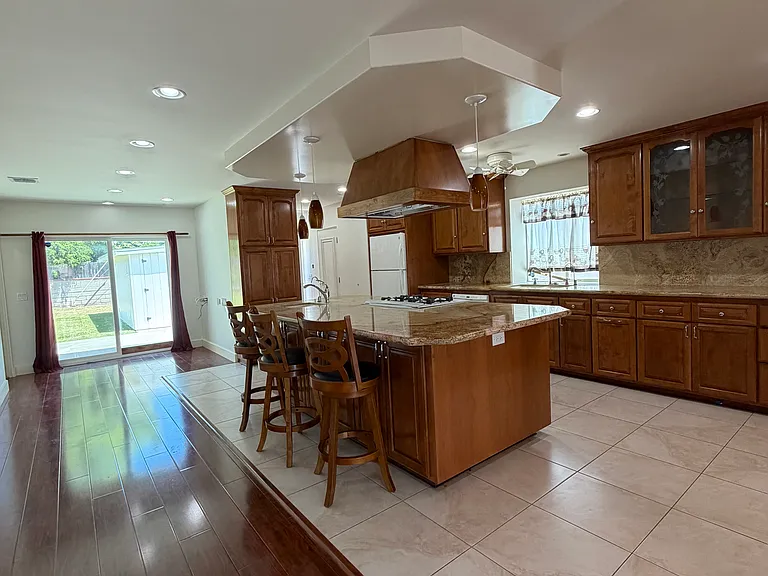 348 N Osborn Ave — Photo 6
