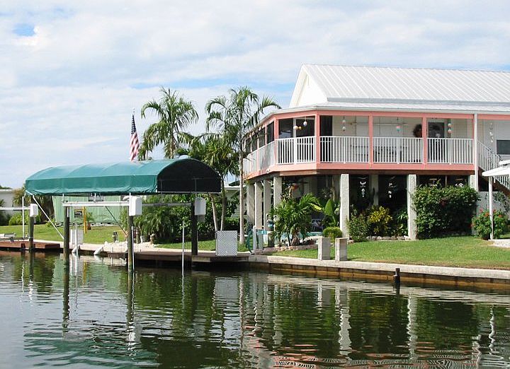 Covered boat lift