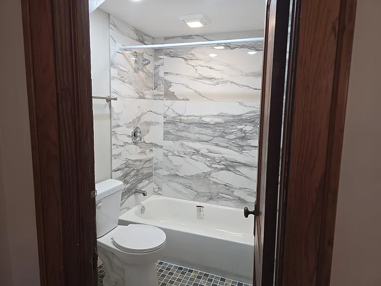 4852 S Wood St #2R — Photo 3