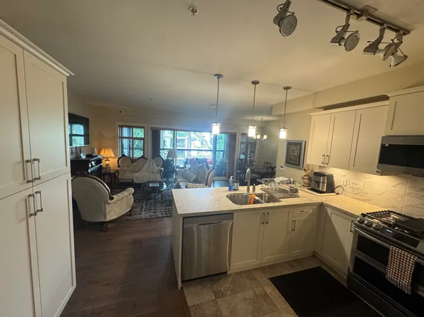 3535 146a St #409, Surrey, BC V4P 0H2
