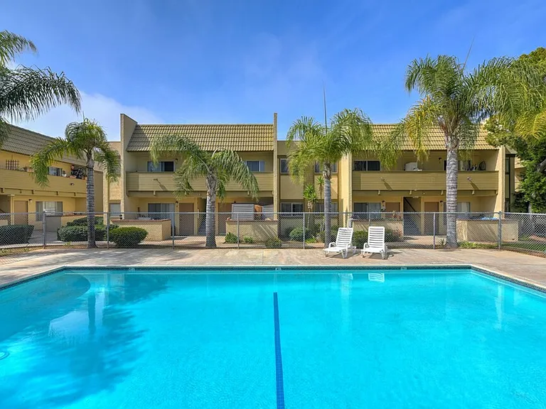 Royal Village Apartments — Photo 1