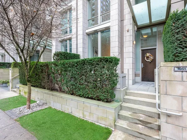1051 Richards St, Vancouver, BC V6B 0C2