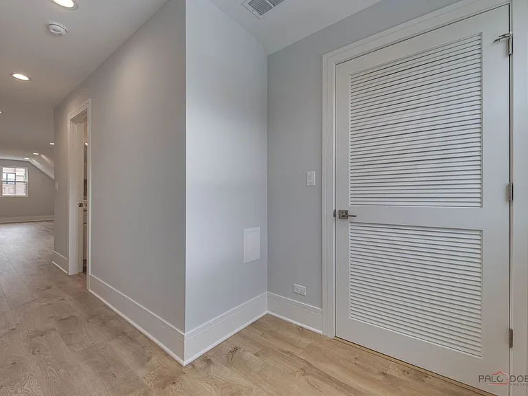 1747 N California Ave #2 — Photo 8