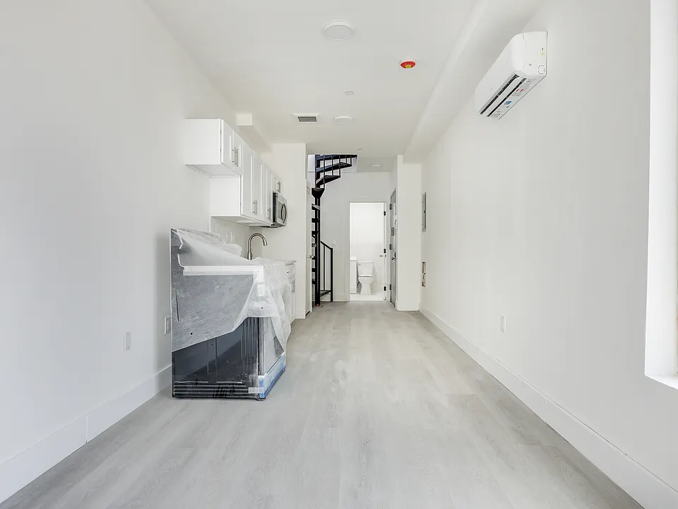 431 Warwick St #3L