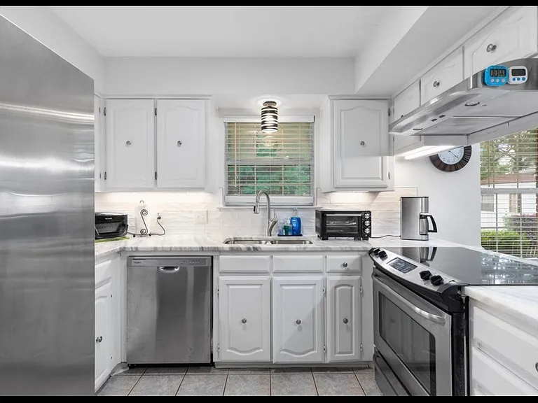 1132 Kensington Ct — Photo 8