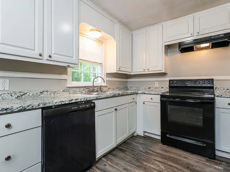 701 Cedarhurst Rd — Photo 4