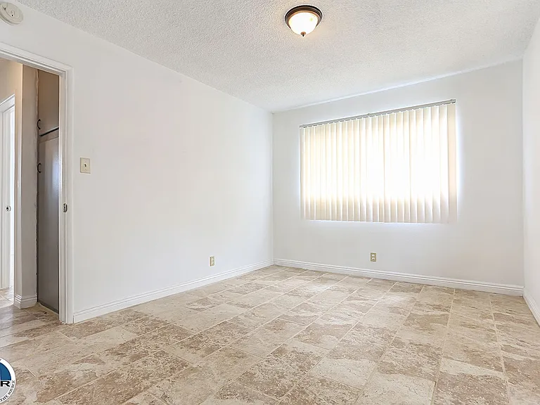 284 N Garnet Way — Photo 11