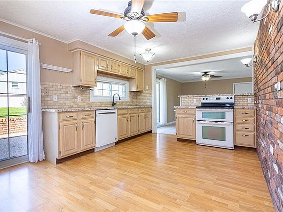 5th image of 42859 Woodhill Dr