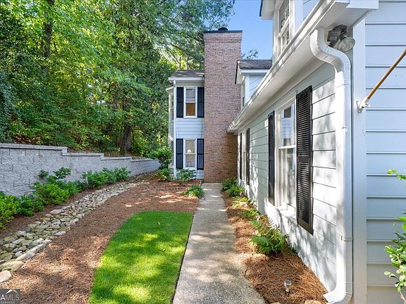 3rd image of 110 Great Oaks Ln