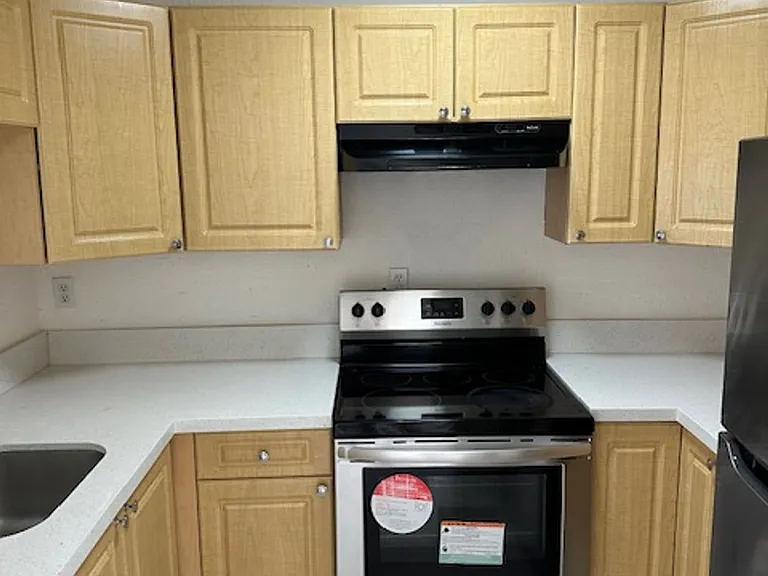 1095 W 77 St Hialeah, FL 33014 — Photo 5