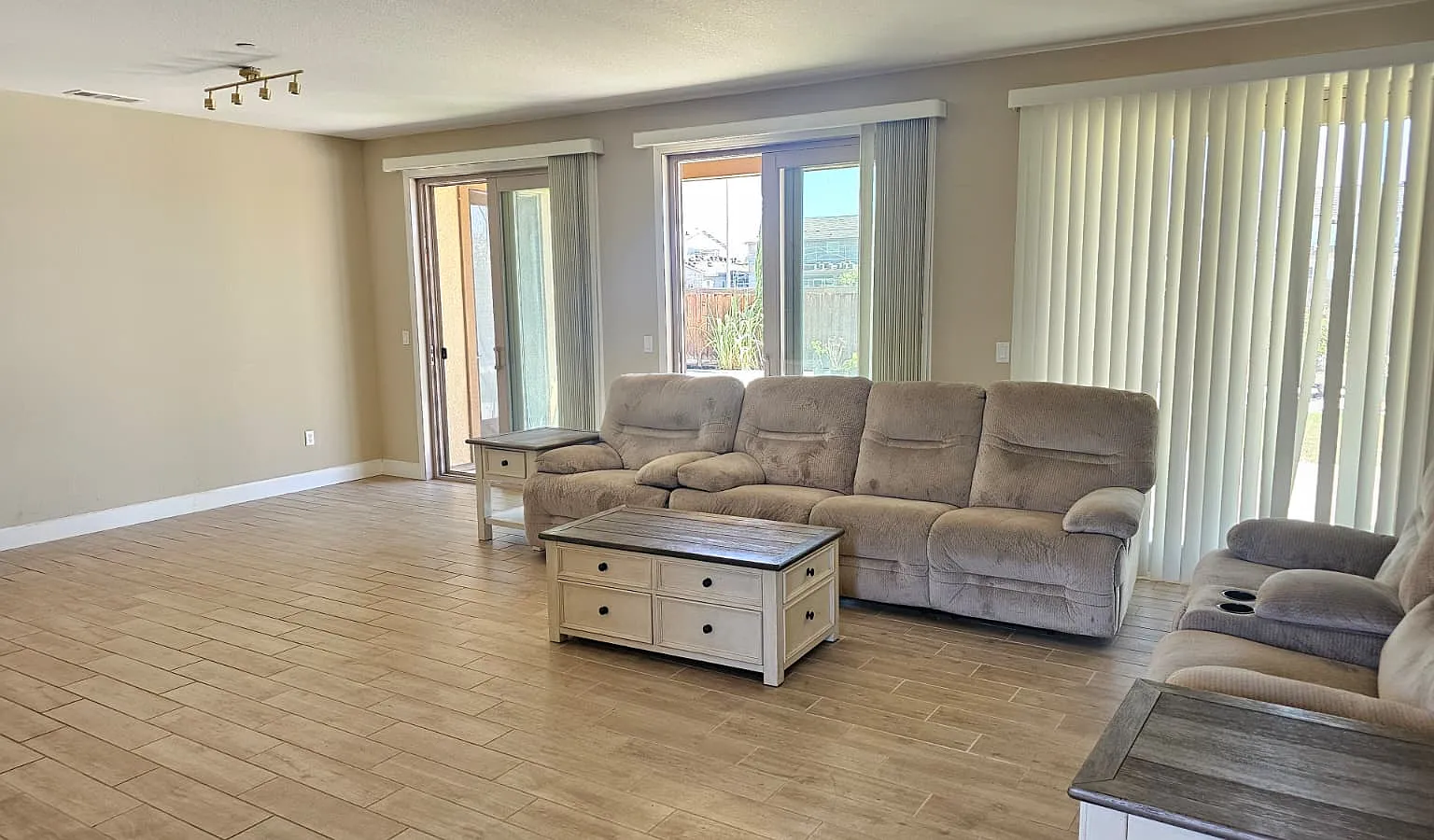4 bed, 3.5 bath, 3720 sqft, $3,600 — Photo 3