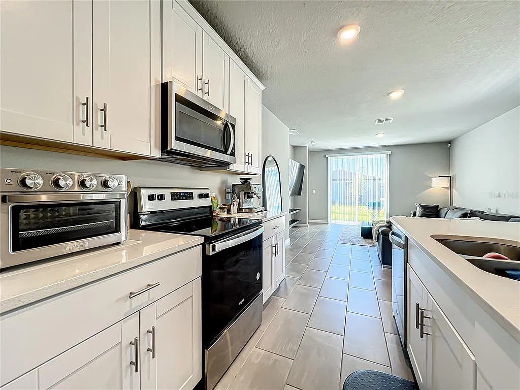 3 bed, 2.0 bath, 1260 sqft, $2,000 — Photo 3