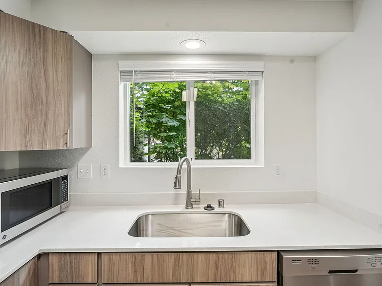 The Arch - Apartments & Townhomes — Photo 21