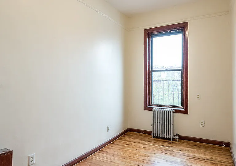 206 Scholes St #13 — Photo 5