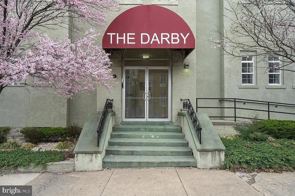 2 bed, 1.0 bath, 921 sqft, $1,300 — Photo 1