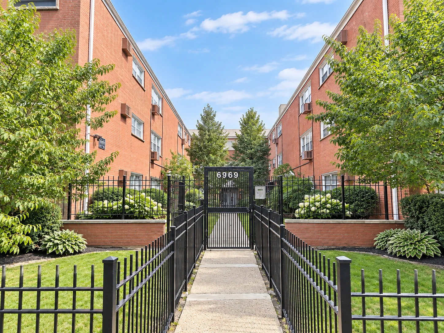 3 bed, 1150 sqft, $2,500 — Photo 2