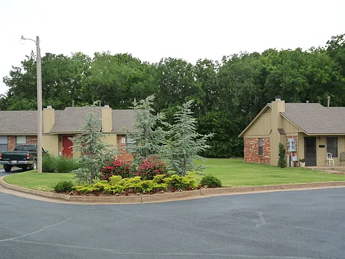 400 W Edmond Rd Photo 1