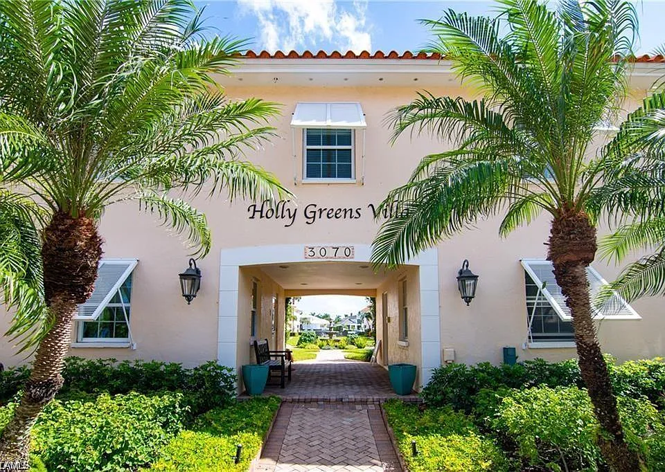 3070 Gulf Shore Blvd N #103