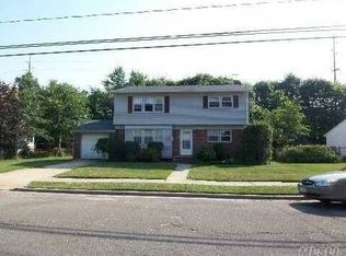 64 Kraemer St, Hicksville, NY 11801