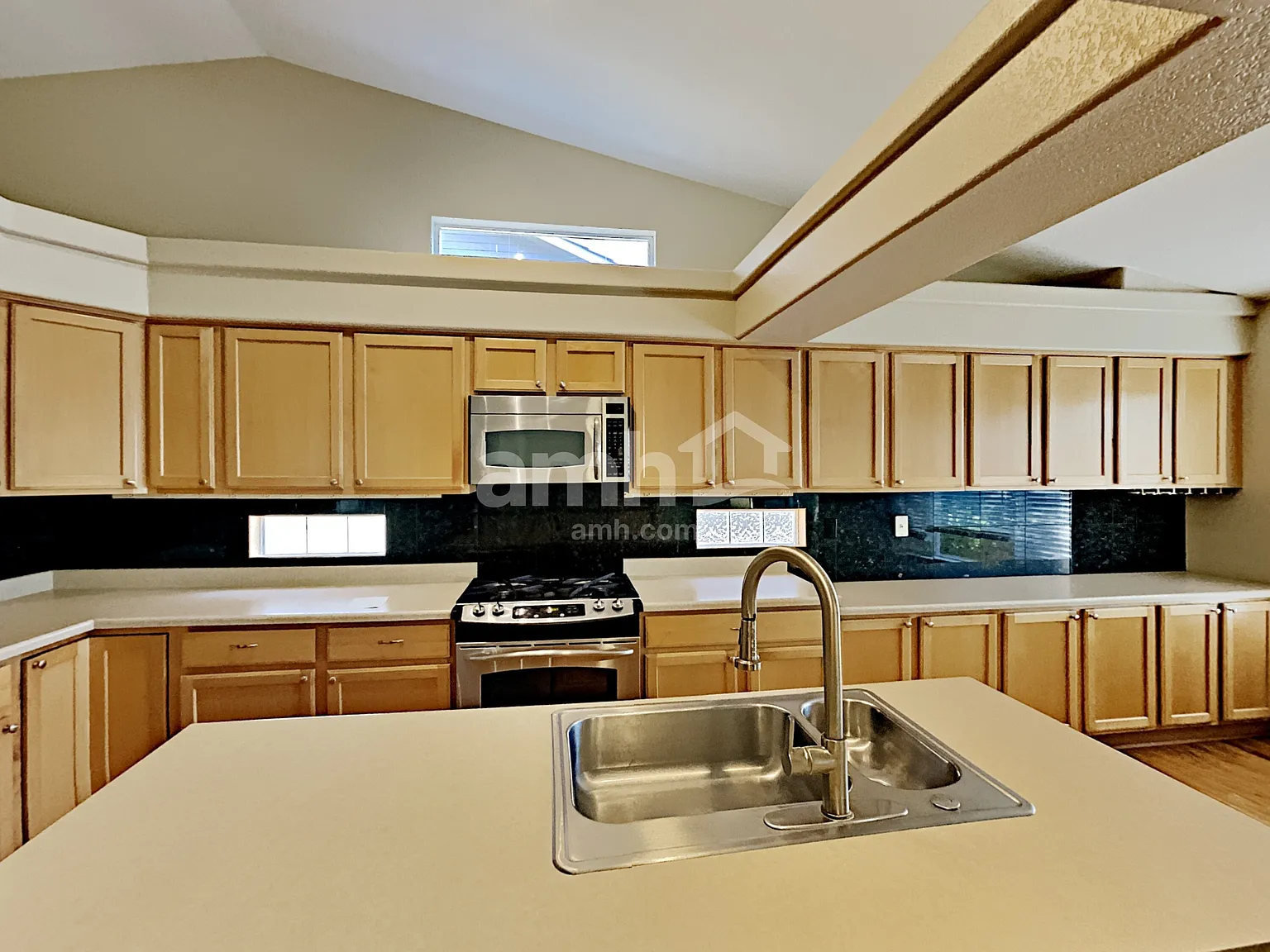 3 bed, 2.5 bath, 1863 sqft, $3,145 — Photo 3