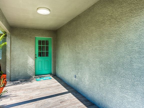 4th image of 1055 Elaine St