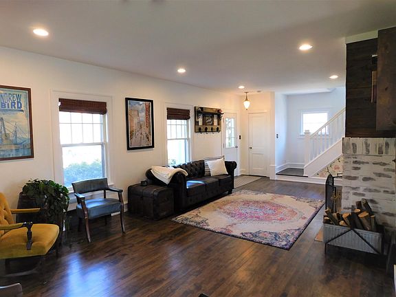 3rd image of 835 W Grand Ave