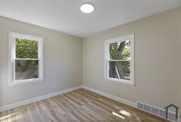 27334 Notre Dame St — Photo 11