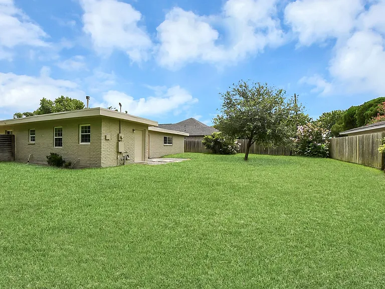 4011 Ebbtide Dr — Photo 33