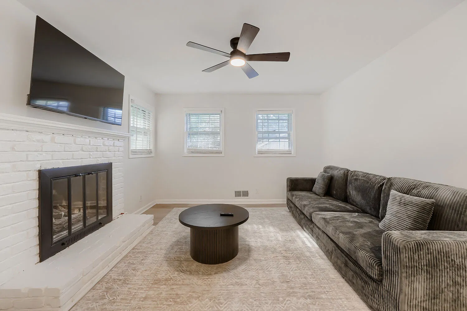 3 bed, 1220 sqft, $3,500 — Photo 1