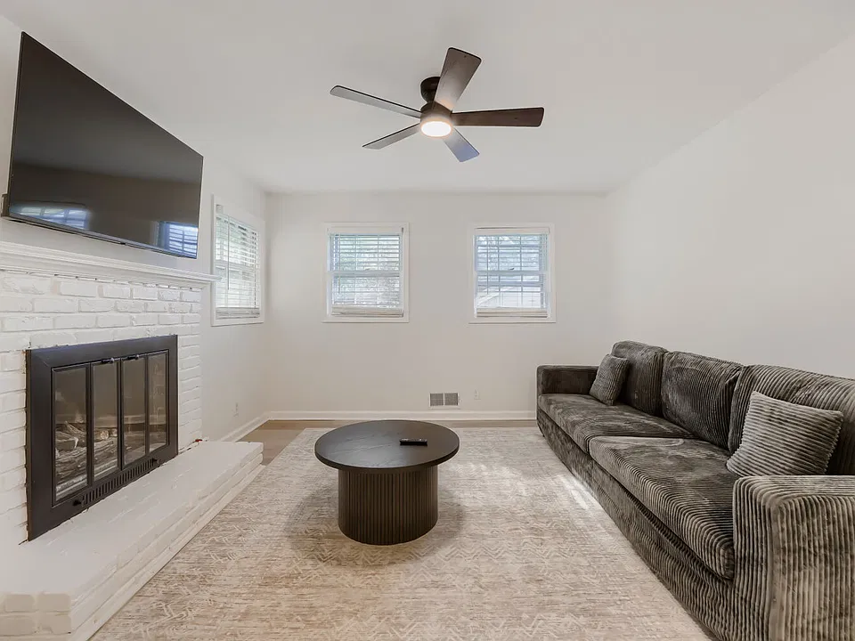 2832 Kingston Ter