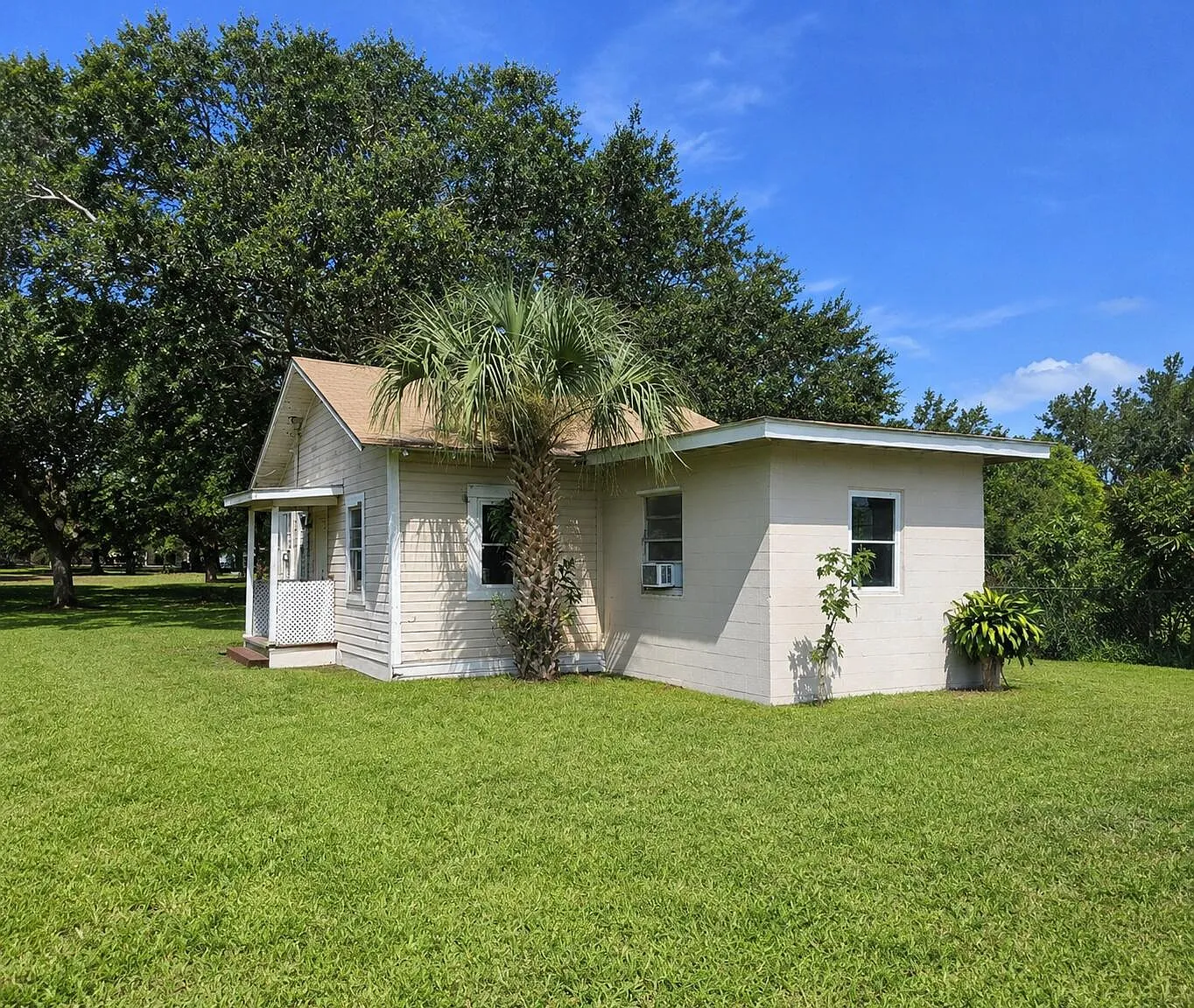 3 bed, 1.0 bath, 744 sqft, $1,400 — Photo 1
