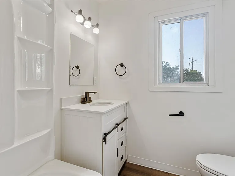 924 McPherson Ave — Photo 11