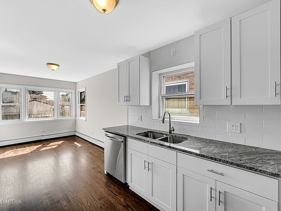 4th image of 3211 S 53rd Ct
