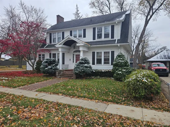 303 W Washington St, Howell, MI 48843