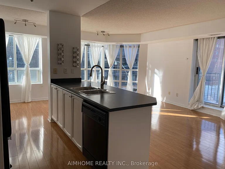 1000 King St W #317 — Photo 5