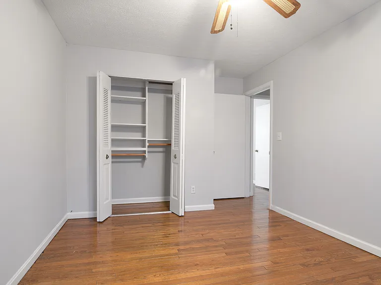 404 W Hill St — Photo 2