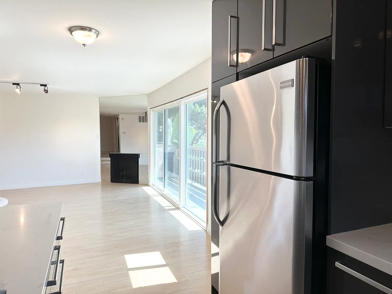 2 bed, 1000 sqft, $3,200 — Photo 1