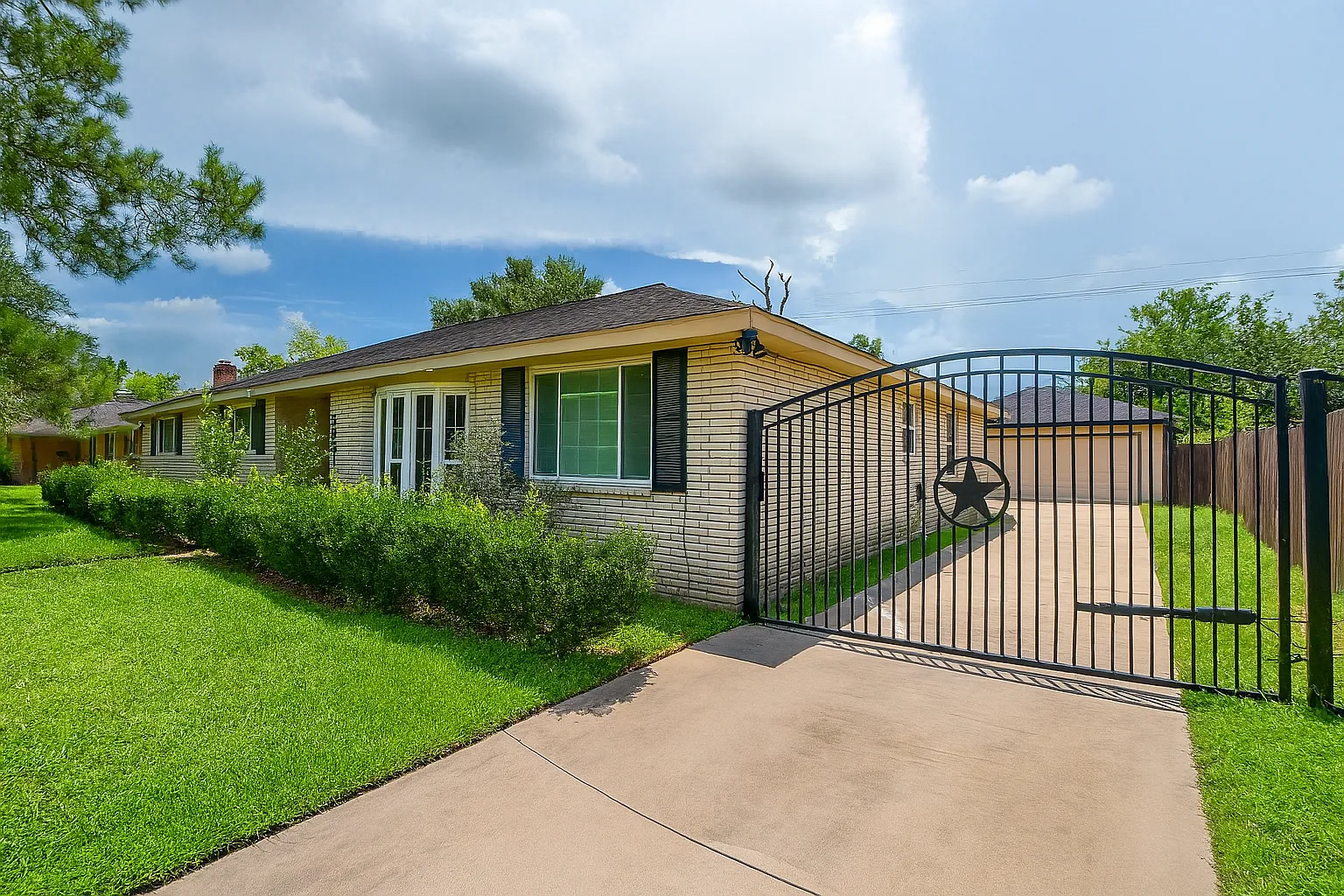 4 bed, 2065 sqft, $2,400 — Photo 3
