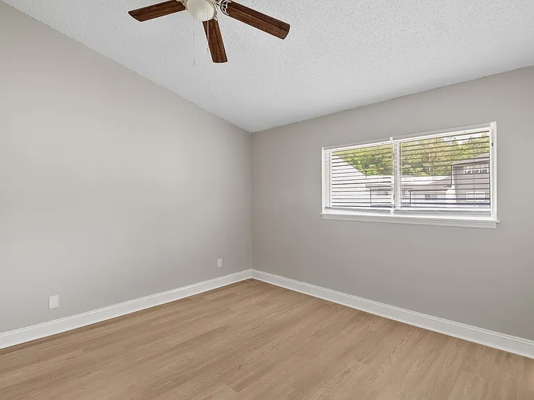 Colonial Pointe Apartments — Photo 23