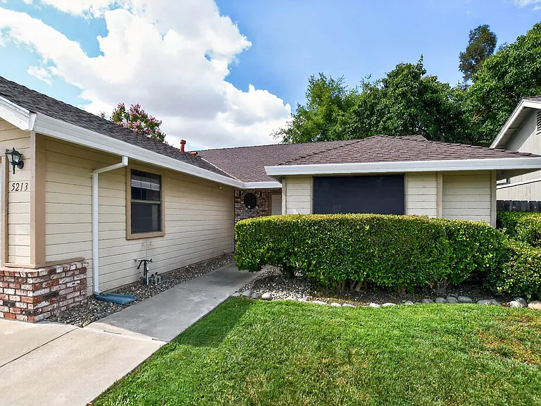5213 Laguna Park Dr — Photo 2