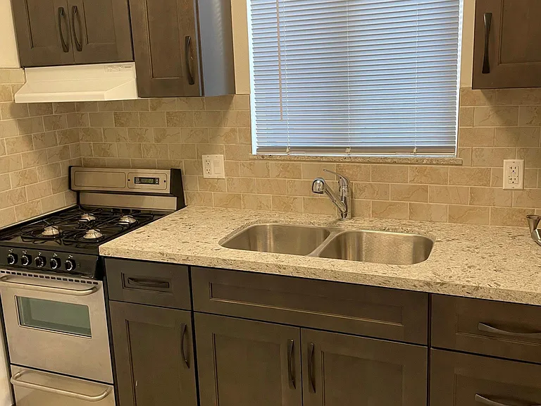 114 W B St — Photo 12