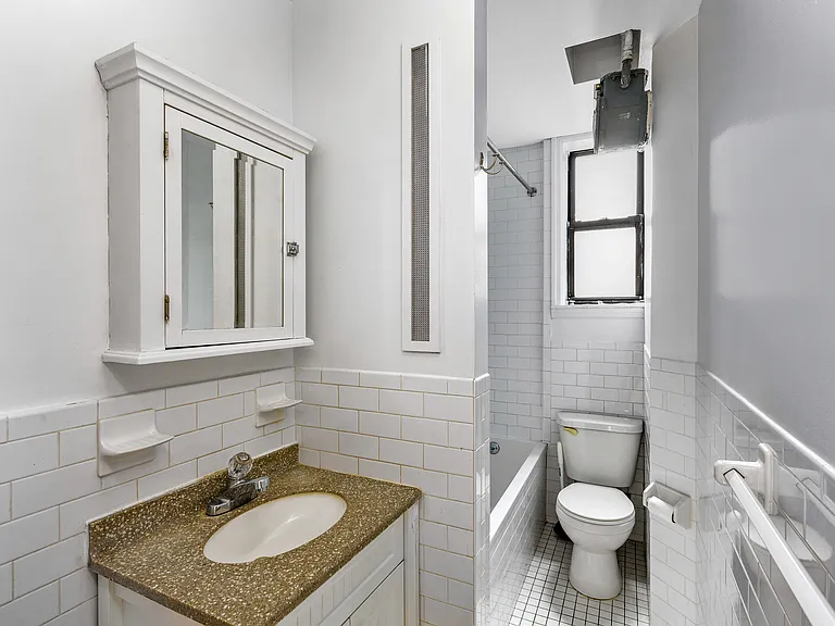 302 E 3rd St #2R — Photo 6