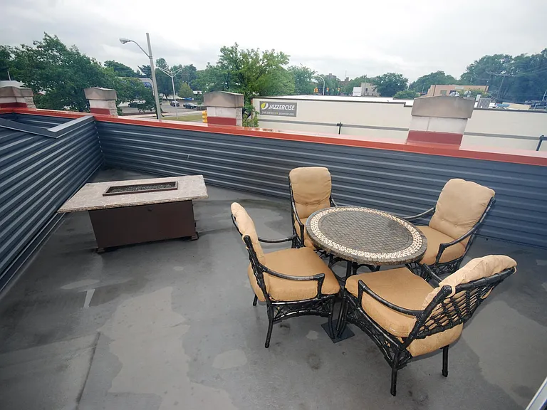 1103 N Main St — Photo 17